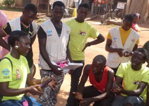 Gruppe von Jugendlichen bei einer Aufklärungsvorführung in Uganda