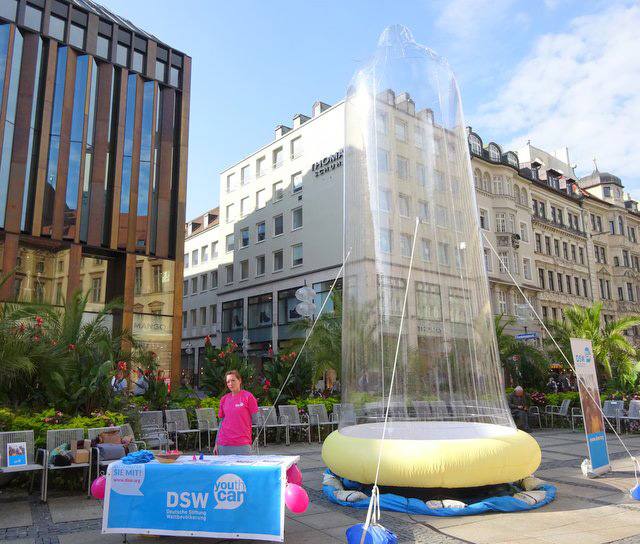 Welt-Aids-Tag: Größtes Kondom Deutschlands am Bahnhofsvorplatz in Hannover